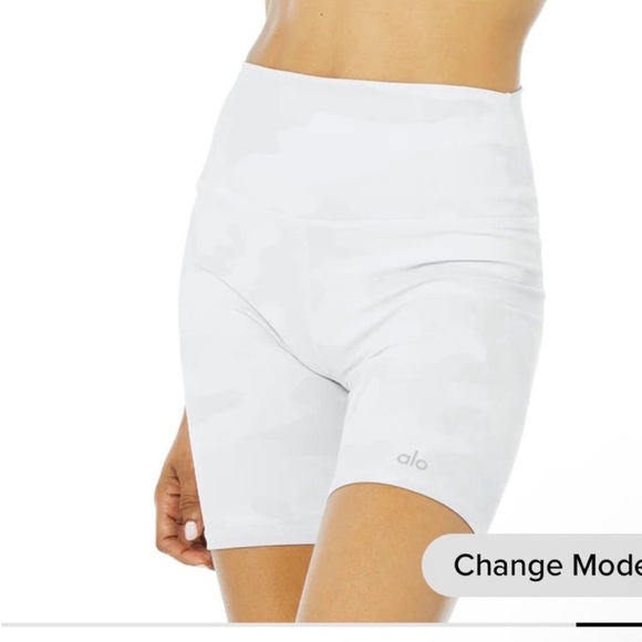 ALO Yoga Women's camo White Bike Shorts - Picture 2 of 7
